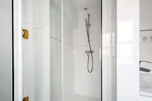 Secador de pelo, toallas