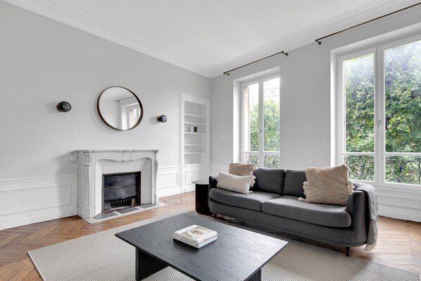 TV, stereo - Blueground | Pont de Neuilly, nr shops & dining (Paris)