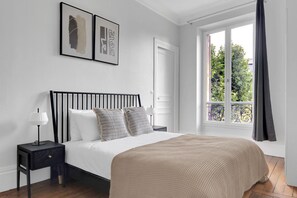 2 bedrooms, iron/ironing board, WiFi, bed sheets - Blueground | Pont de Neuilly, nr shops & dining (Paris)