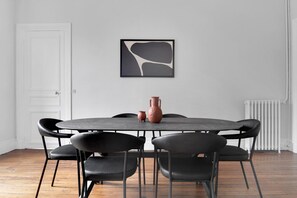Dining - Blueground | Pont de Neuilly, nr shops & dining (Paris)