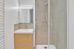 Hair dryer, towels - Blueground | Pont de Neuilly, nr shops & dining (Paris)