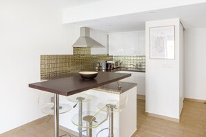 Refrigerador, microondas, placa de cocina, lavavajillas