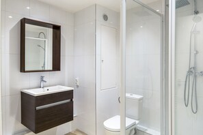 Secador de pelo, toallas