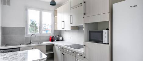 Réfrigérateur, micro-ondes, four, plaque de cuisson