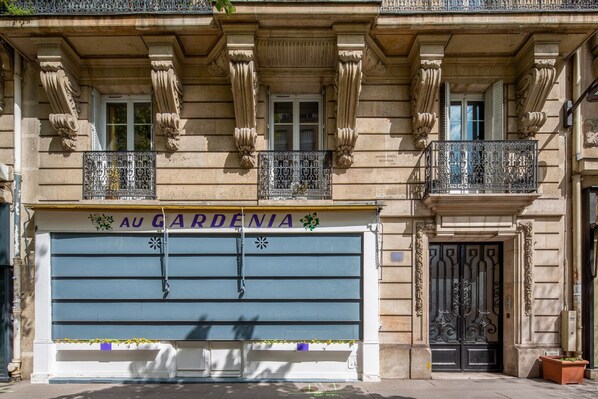 Exterior detail - Blueground | Champs de Mars, elev, nr Eiffel Tower (Paris)