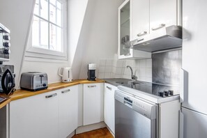 Fridge, microwave, oven, stovetop - Blueground | Champs de Mars, elev, nr Eiffel Tower (Paris)