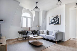 TV, stereo - Blueground | Montorgueil, concierge, furnished (Paris)
