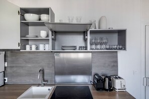 Fridge, microwave, oven, stovetop - Blueground | Montorgueil, concierge, furnished (Paris)