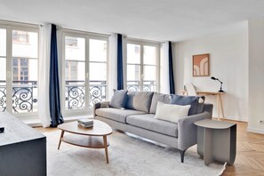 TV, stereo - Blueground | Grands Boulevards, balcony (Paris)