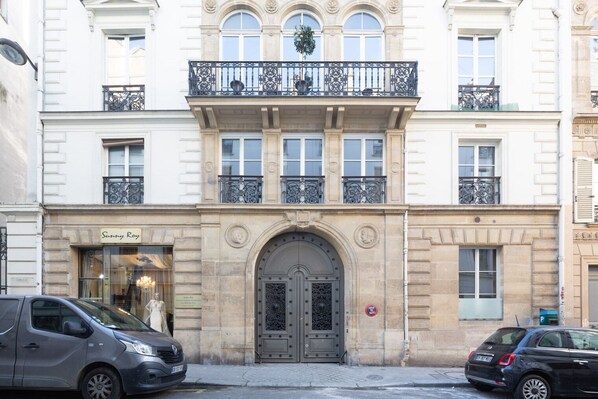 Exterior - Blueground | Grands Boulevards, balcony (Paris)