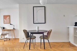 Dining - Blueground | Grands Boulevards, balcony (Paris)