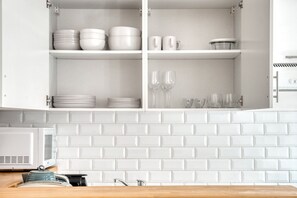 Réfrigérateur, micro-ondes, plaque de cuisson, lave-vaisselle