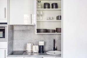 Kjøleskap, mikrobølgeovn, ovn og kokeplater