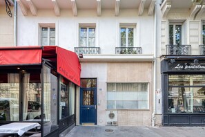 Exterior detail - Blueground | Invalides, intercom, nr Metro (Paris)