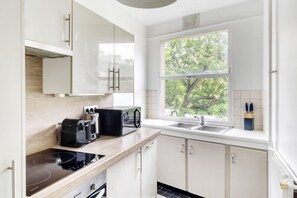 Jääkaappi, mikroaaltouuni, uuni, liesi