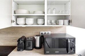 Køleskab, mikrobølgeovn, ovn, kogeplade