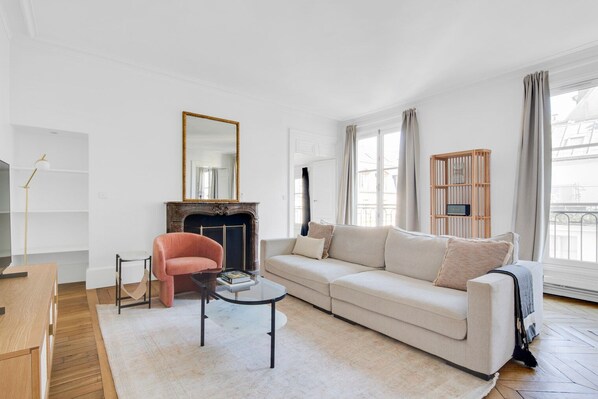 TV, fireplace, stereo