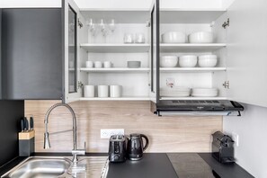 Fridge, microwave, oven, stovetop - Blueground | Saint Paul, furnished, nr Seine (Paris)