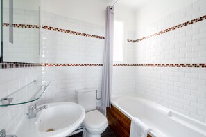 Hair dryer, towels - Blueground | Montorgueil, nr Grands Boulevards (Paris)