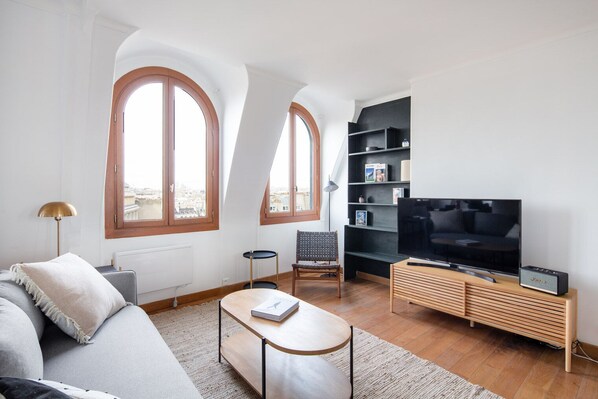 TV, stereo - Blueground | Montorgueil, nr Grands Boulevards (Paris)