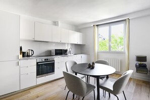 Kühlschrank, Mikrowelle, Ofen, Herdplatte