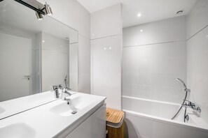 Hair dryer, towels - Blueground | Marais, nr boutiques, Saint-Paul (Paris)
