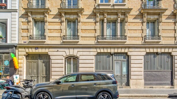 A building with a classic architectural style, featuring multiple windows and balconies. - Blueground | Bastille, elevator, nr Charonne (Paris)