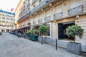Exterior - Blueground | Champs Elysées, balcony, furnished (Paris)