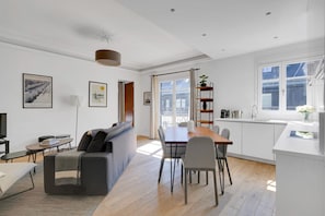TV, stereo - Blueground | Champs Elysées, balcony, furnished (Paris)