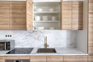 Fridge, microwave, oven, stovetop - Blueground | Champs de Mars, nr Eiffel Tower (Paris)