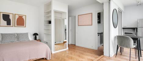 Tabla de planchar con plancha, wifi y ropa de cama