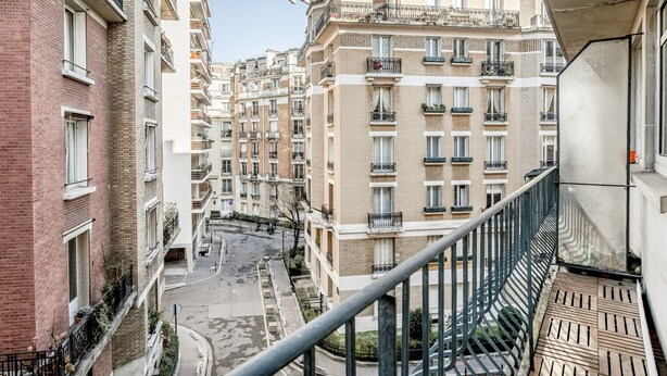 A multi-story residential building with balconies, a street in front, and a pedestrian walkway. - Blueground | Villiers/Batignolles, nr shops (Paris)