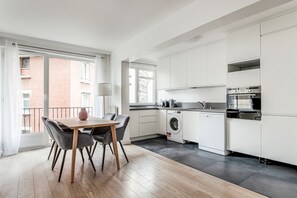 Køleskab, mikrobølgeovn, ovn, kogeplade