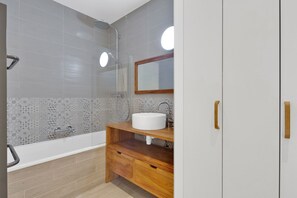 Hair dryer, towels - Blueground | Chardon Lagache, balcony & concierge (Paris)