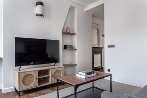 TV, stereo - Blueground | Saint-Honoré, near shopping (Paris)