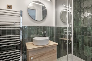 Hårføner og håndklær
