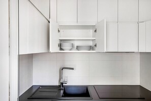 Frigorifero, microonde, forno, piano cottura