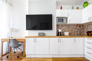 Fridge, microwave, oven, stovetop - Blueground | Arc de Triomphe, nr Parc Monceau (Paris)