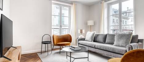 Una televisión, un reproductor estéreo