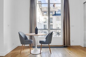 Dining - Blueground | Champs Elysées, intercom & elevator (Paris)