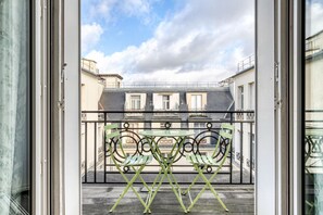 Interior - Blueground | George V, security, nr Champs Elysées (Paris)