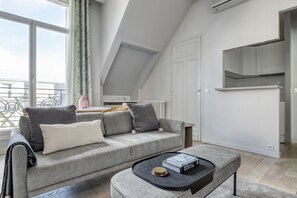 TV, stereo - Blueground | George V, security, nr Champs Elysées (Paris)