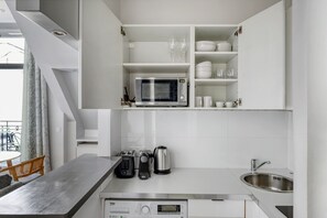 Fridge, microwave, stovetop, cookware/dishes/utensils - Blueground | George V, security, nr Champs Elysées (Paris)