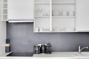 Fridge, microwave, oven, stovetop - Blueground | Auteuil, elevator, nr Hippodrome (Paris)