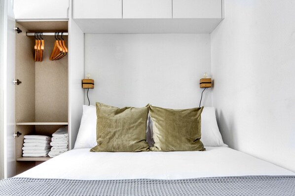 Iron/ironing board, WiFi, bed sheets