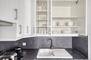 Réfrigérateur, micro-ondes, four, plaque de cuisson