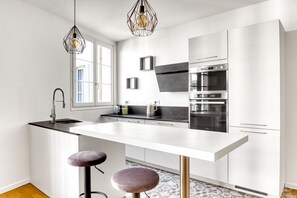 Réfrigérateur, micro-ondes, four, plaque de cuisson