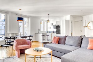 Télévision, cheminée, chaîne hi-fi