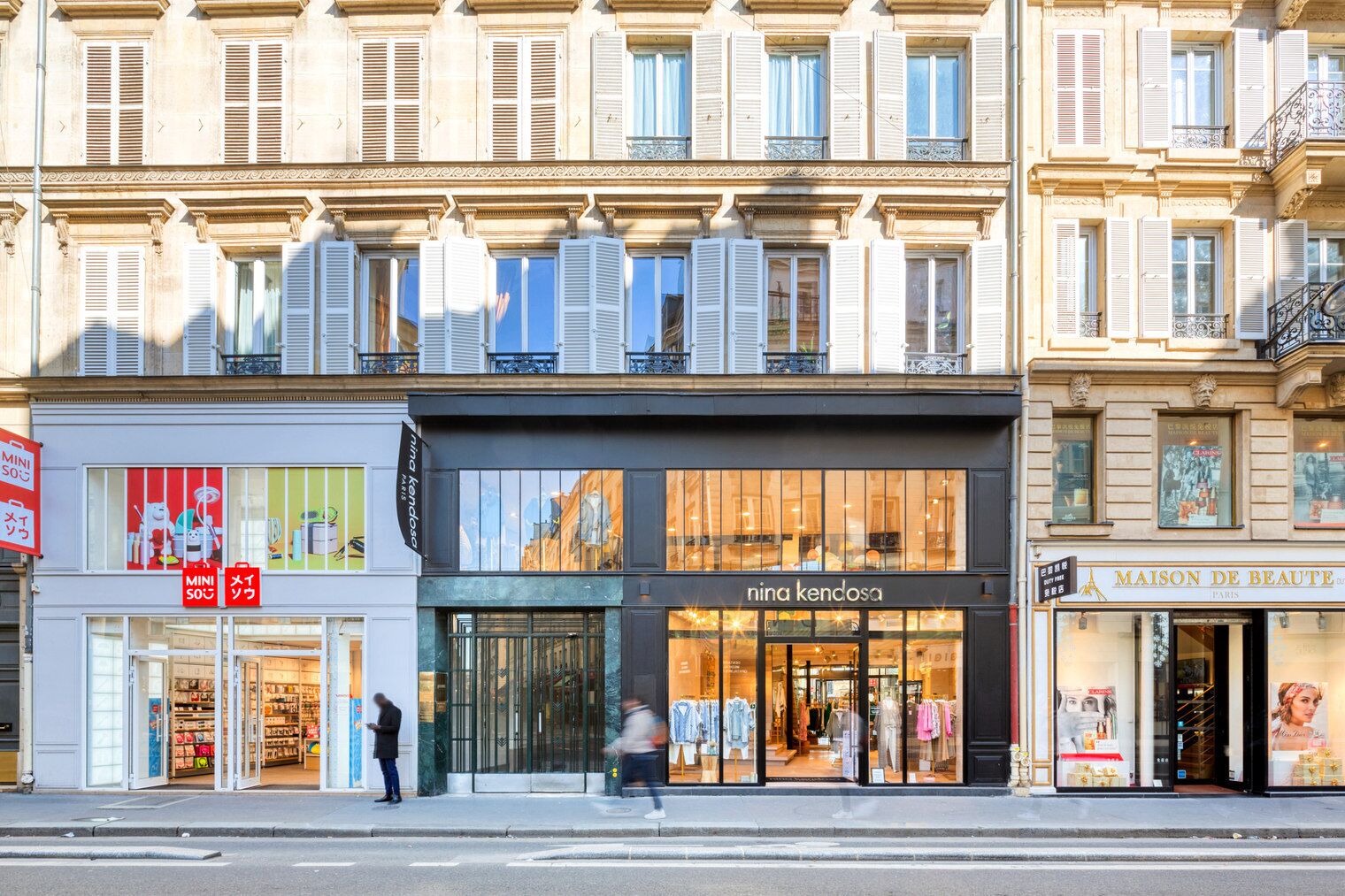 Un bâtiment dont la devanture porte l’inscription « nina kendosa » et qui abrite également un autre magasin appelé « MAISON DE BEAUTÉ ».