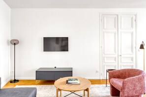 TV, fireplace, stereo - Blueground | Saint Lazare, concierge & elev (Paris)